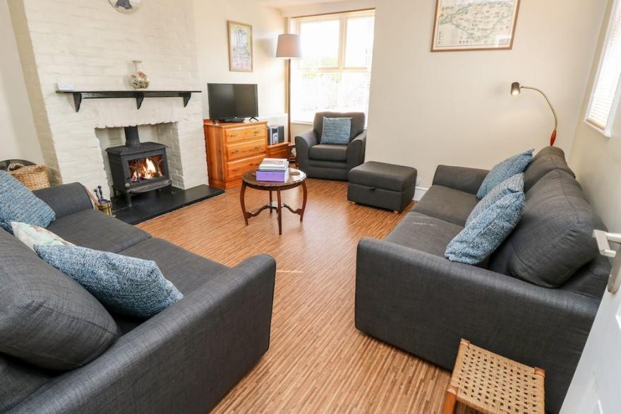 GHILLIE COTTAGE, pet friendly, with open fire in Freshwater