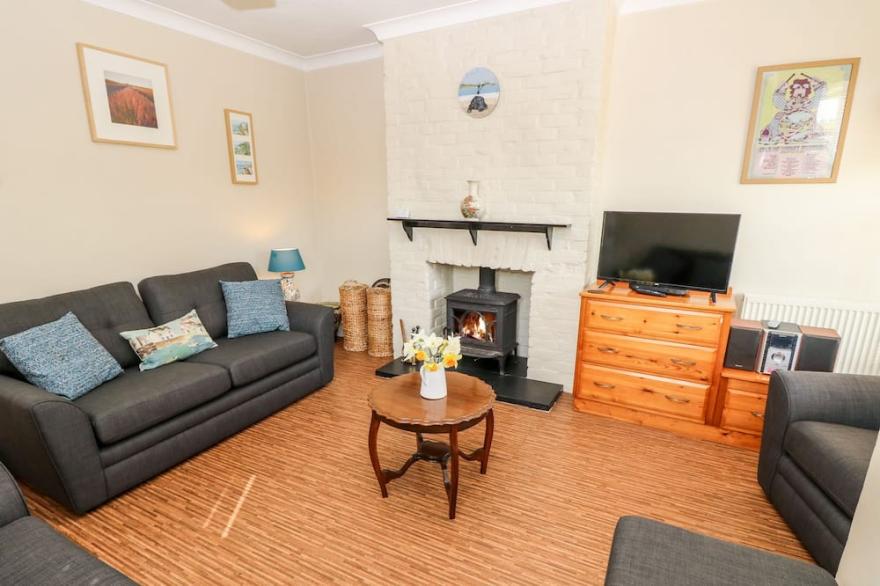 GHILLIE COTTAGE, pet friendly, with open fire in Freshwater
