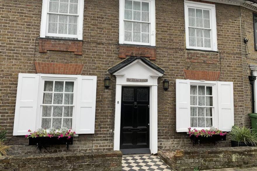 3 Bedroomed Property Ideally Located Close To London And Top Tourist Attractions