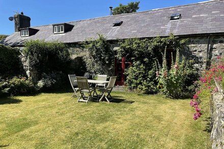 Charming Two Bedroom Welsh Cottage with pretty garden