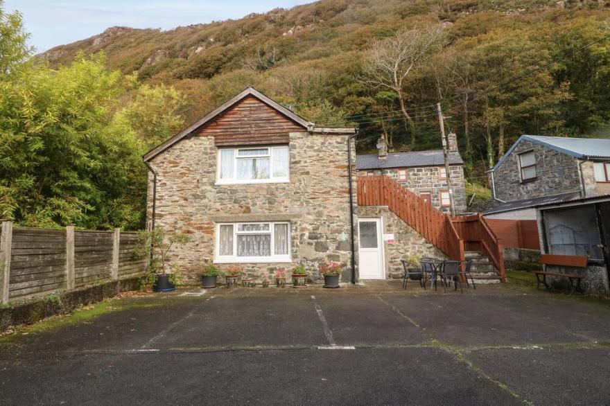 GROUND FLOOR APARTMENT, Family Friendly In Tremadog