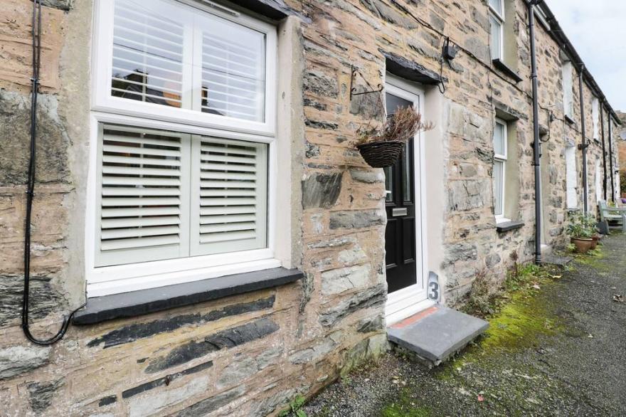 3 BARLWYD TERRACE, pet friendly, with open fire in Blaenau Ffestiniog