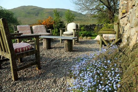 Imaginatively Converted Traditional Hillside Barn . Uninterrupted Views From Ev