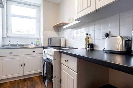 ☆Bright, Spacious West-End Flat, Near University☆