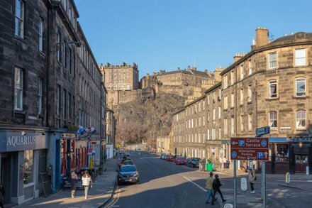 Lovely apartment beneath Edinburgh Castle