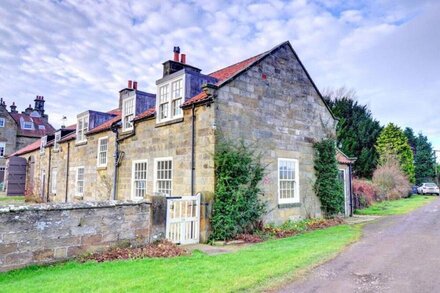 Courtyard Cottage - Two Bedroom House, Sleeps 4