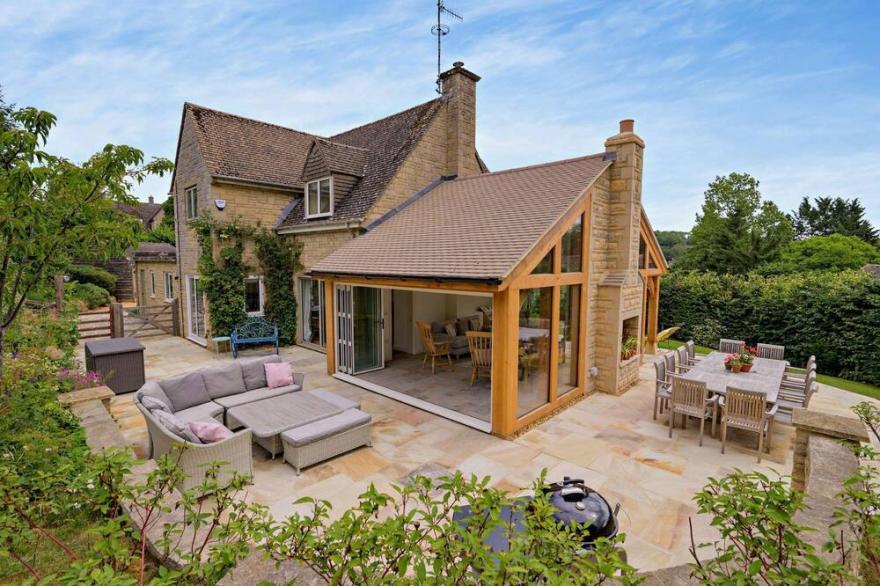 Large Five Bedroom Dog Friendly Holiday Accommodation In The Cotswolds - Hillside