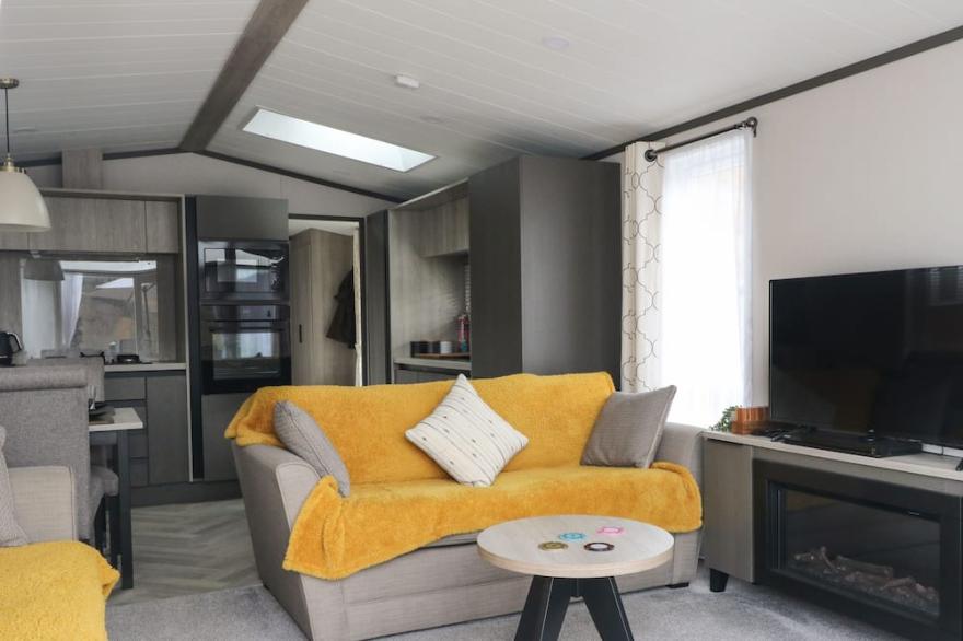 RED KITE LODGE, pet friendly, character holiday cottage in St Fillans