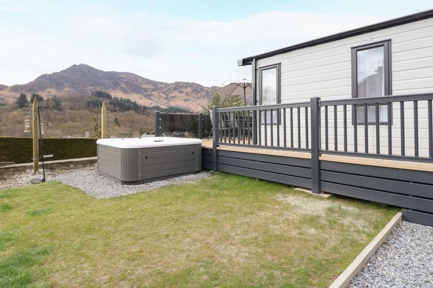 RED KITE LODGE, Pet Friendly, Character Holiday Cottage In St Fillans