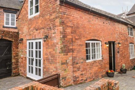 BUTTERCROSS COTTAGE, pet friendly, with a garden in Abbots Bromley