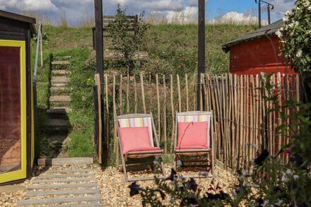 COASTGUARD COTTAGE, pet friendly, with a garden in Rye Harbour