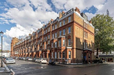 Lovely 2 bedroom flat in Chelsea (sleeps 4)