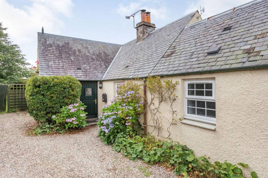 RALSTON BOTHY, Pet Friendly, Luxury Holiday Cottage In Blairgowrie