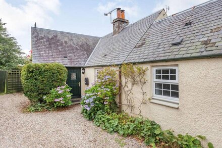 RALSTON BOTHY, pet friendly, luxury holiday cottage in Blairgowrie