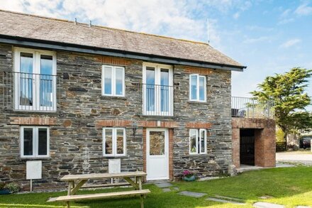 SWALLOW COTTAGE, TREWETHA FARM, pet friendly in Port Isaac