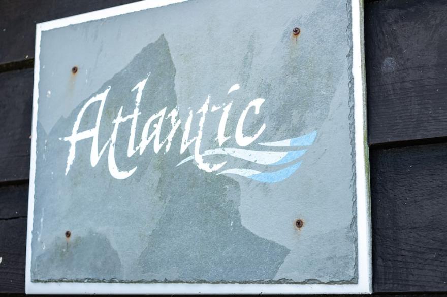 ATLANTIC LODGE, Pet Friendly, With A Garden In Port Isaac