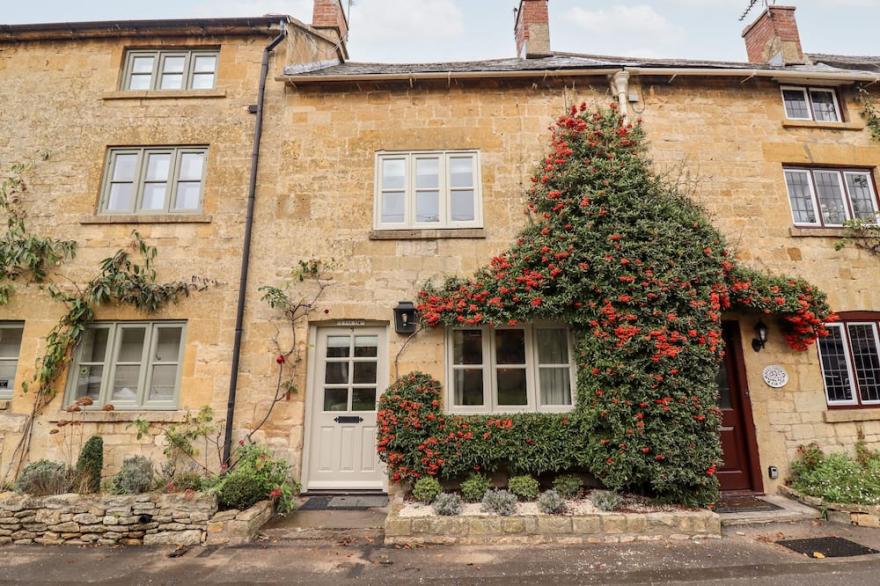 LITTLE LAMB COTTAGE, family friendly in Chipping Campden