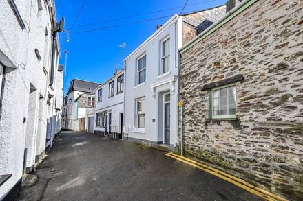 Charming Three Story Townhouse footsteps away from the historic harbour.