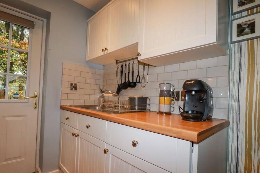NUMBER 10 PUFFIN COTTAGE, pet friendly, with a garden in Camelford