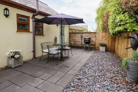 NUMBER 10 PUFFIN COTTAGE, pet friendly, with a garden in Camelford