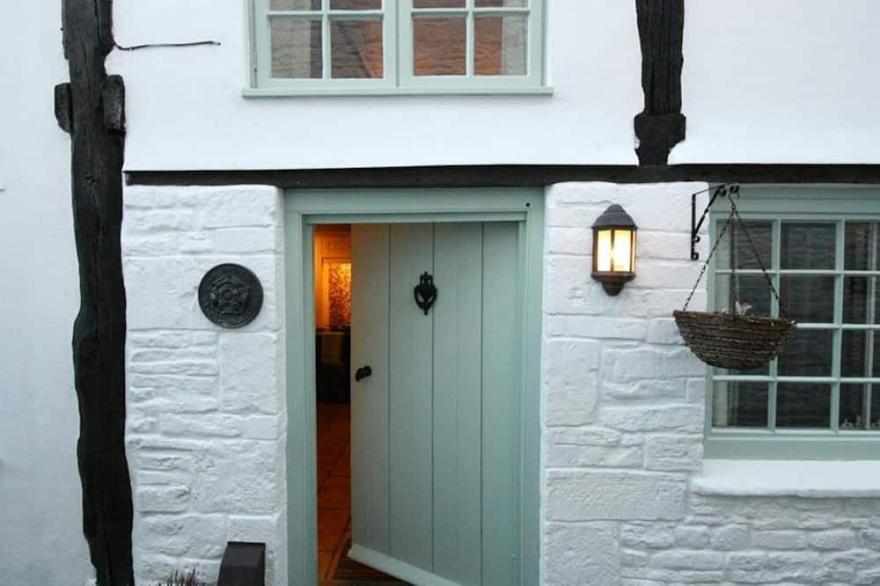 BUTLERS COTTAGE, Family Friendly, With Open Fire In Burford