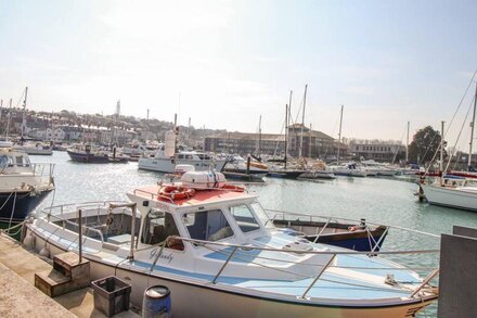 HARBOUR REACH 6, romantic, character holiday cottage in Weymouth