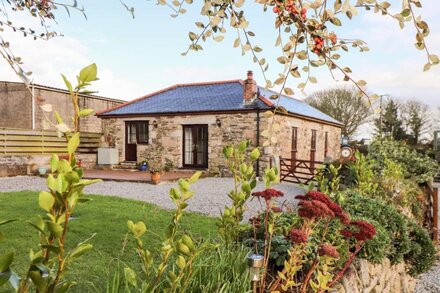 MANOR COTTAGE, pet friendly, character holiday cottage in Gweek