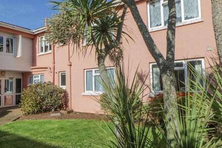 19 NEW ESPLANADE COURT, family friendly, with pool in Paignton