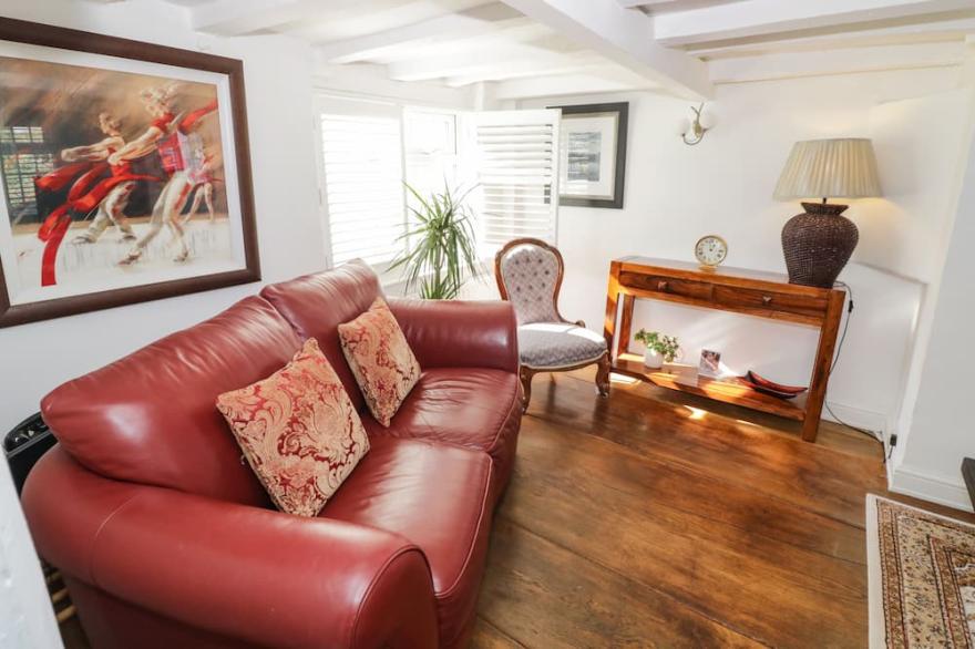 HONEYSUCKLE COTTAGE, family friendly, with open fire in Lea Marston