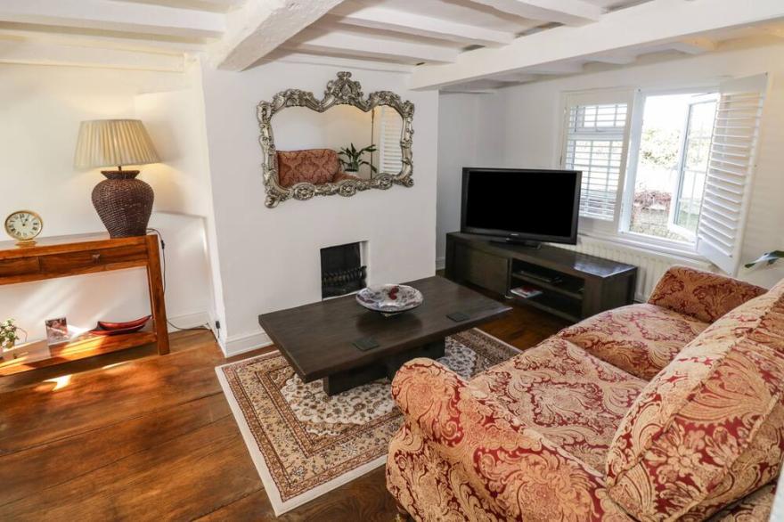 HONEYSUCKLE COTTAGE, family friendly, with open fire in Lea Marston