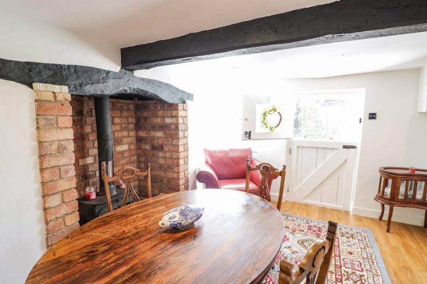 HONEYSUCKLE COTTAGE, family friendly, with open fire in Lea Marston