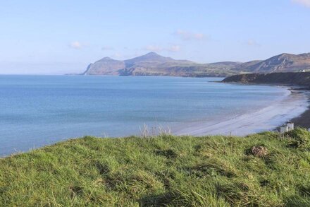 BWTHYN GWENYN YR HAF (SUMMER BEE BARNS), pet friendly in Nefyn