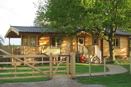 Orchard Lodge, Exclusive Log Cabin, York riverside village 2m P+R, 4m city walls