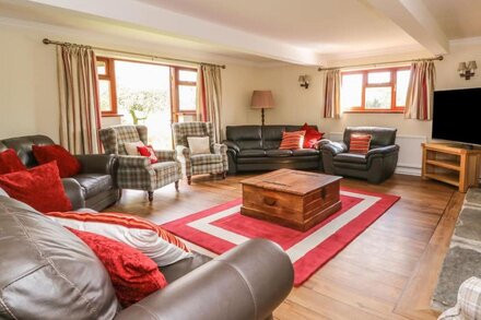 TREBOETH, pet friendly, character holiday cottage in Knighton