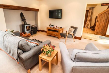 HURDLES COTTAGE, family friendly, with pool in Great Driffield