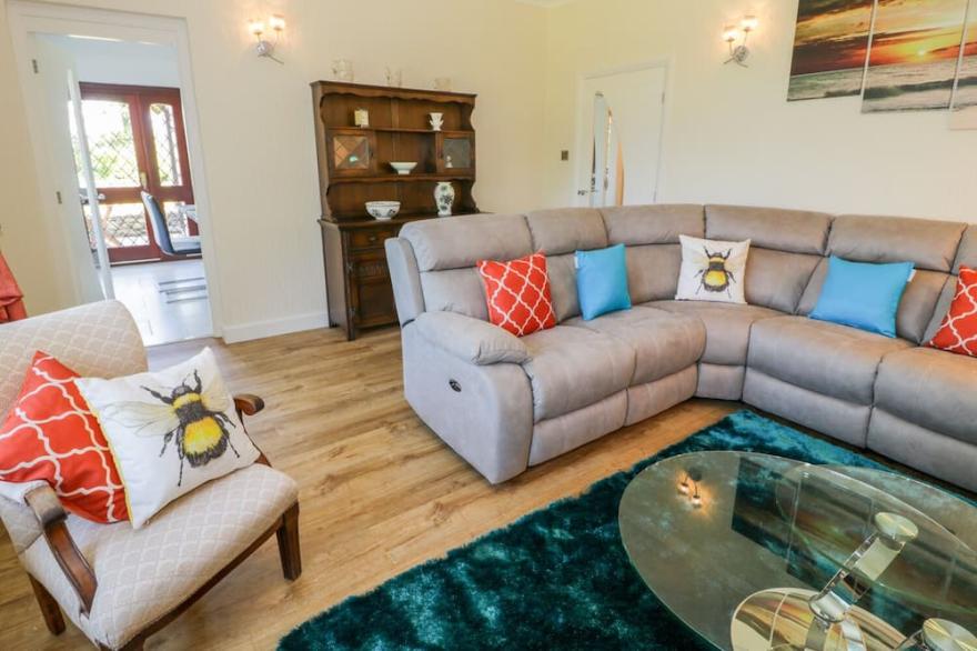 BERWYN, family friendly, with hot tub in Talybont