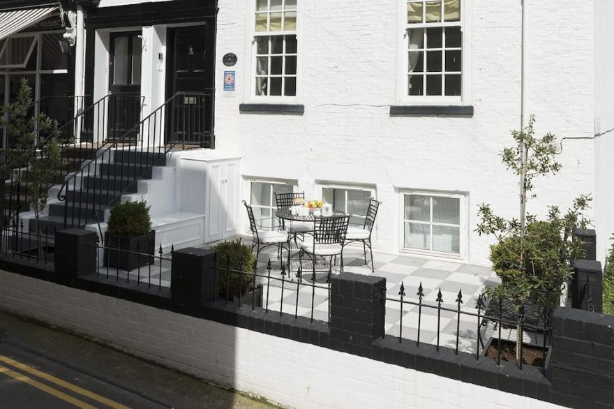 ALBANY HOUSE, WHITBY, Family Friendly, With A Garden In Whitby