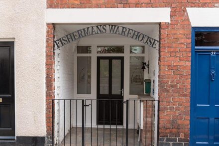 FISHERMANS WAREHOUSE, pet friendly, with a garden in Whitby