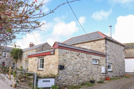 LARCH BARN, pet friendly, character holiday cottage in Helston