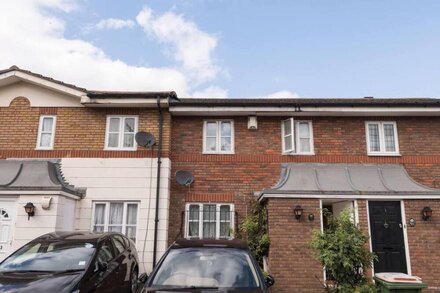 Modern & Spacious - Walk to London ExCEL - Parkin