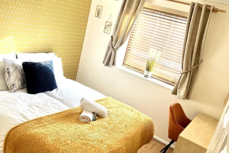 Campbell Park View Apartment- with Free Parking
