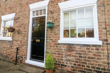 COURT COTTAGE, pet friendly, character holiday cottage in Ripon