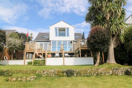 TREWARTHA, pet friendly, luxury holiday cottage in Praa Sands