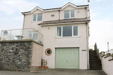 CABLE HOUSE, pet friendly, luxury holiday cottage in Cemaes Bay