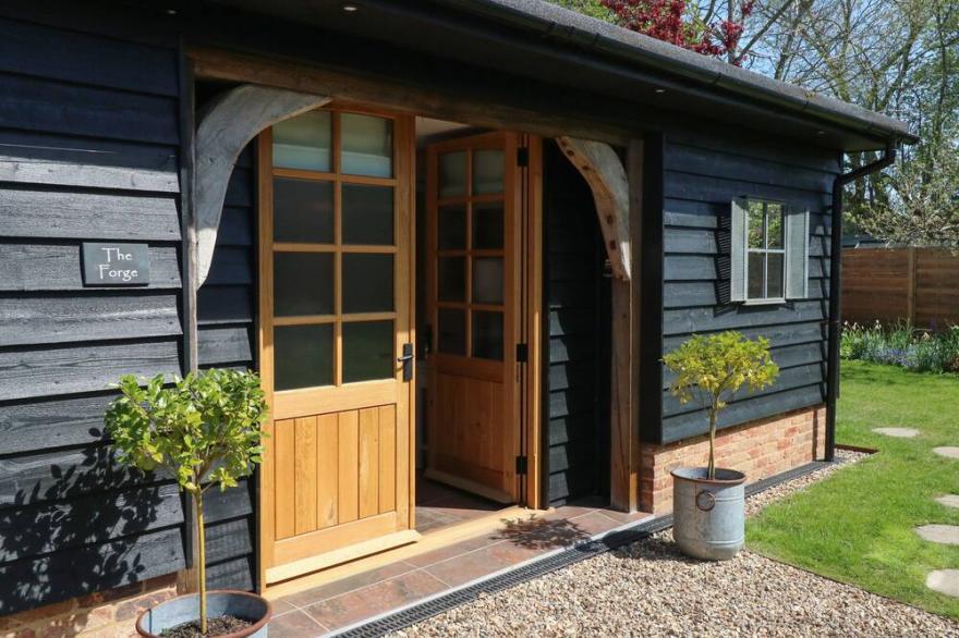 THE FORGE, romantic, character holiday cottage in Stowmarket