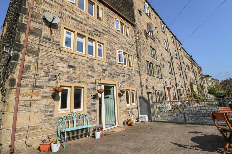 KINGFISHER COTTAGE, Family Friendly, With A Garden In Holmfirth