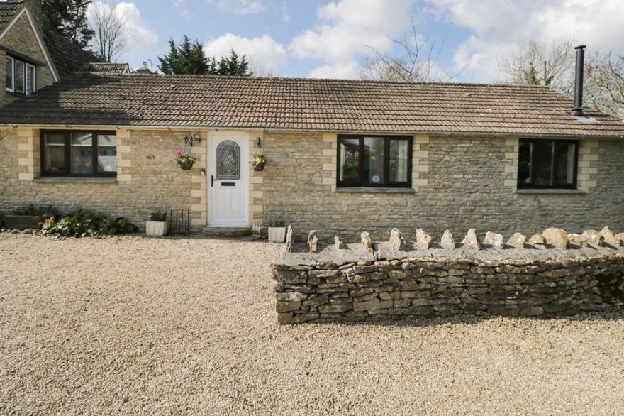ORCHARD HOUSE COTTAGE, Pet Friendly, With Open Fire In Malmesbury