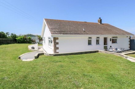 HOLYWELL BAY VIEW, pet friendly, with a garden in Holywell Bay