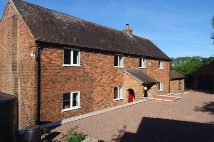 MEADOWFIELDS, pet friendly, with hot tub in Cleobury Mortimer