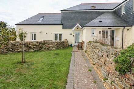 SORREL COTTAGE, pet friendly, with a garden in Padstow